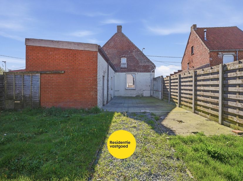 Op de hoek van de Veldstraat en de Torhoutbaan te Ichtegem bevindt zich deze hoekwoning met een bewoonbare oppervlakte van ca. 160 m², gelegen op een