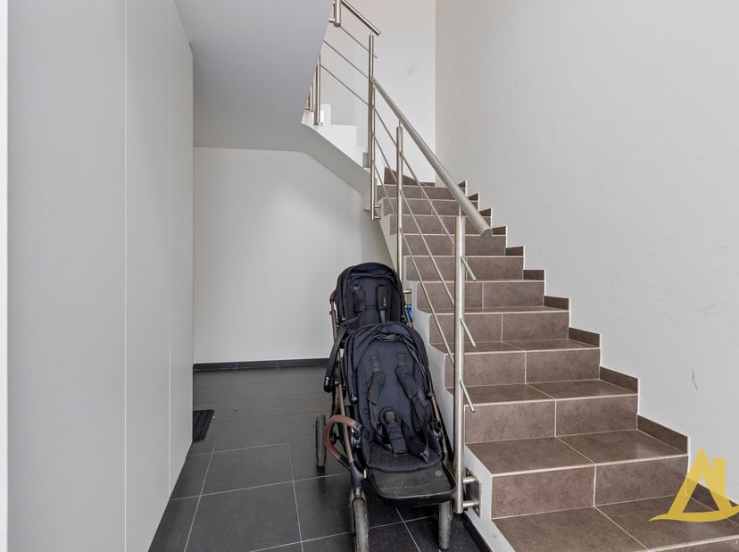 Dit exclusieve appartement (196 m²) is gelegen in de Kleinbergstraat te Schaffen, op een toplocatie met winkels, scholen, openbaar vervoer en sportfac