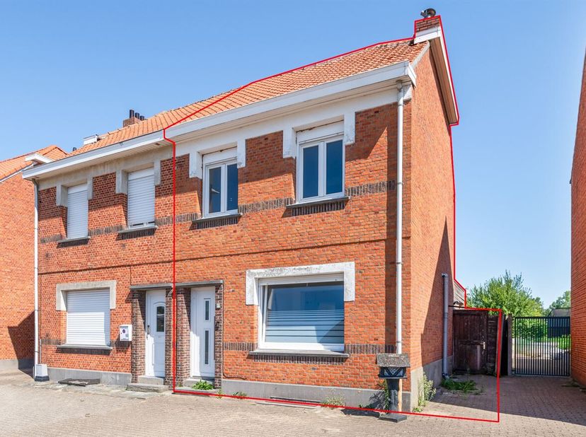 Te renoveren gezinswoning met 4 slaapkamers op 390m²<br />
Deze te renoveren gezinswoning met 4 slaapkamers is gelegen in Arendonk en biedt heel wat m