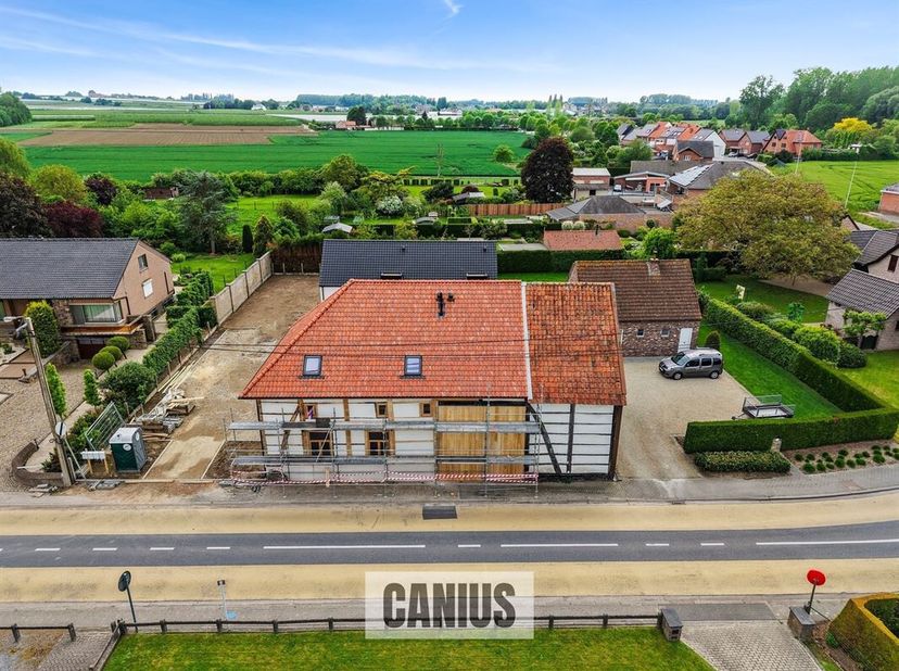 UNIEK APPARTEMENT MET 2 SLPKS EN TERRAS<br />
Nabij de rustige dorpskern van Wellen treffen wij in de Veerstraat 60 deze prachtige vakwerkwoning uit 1