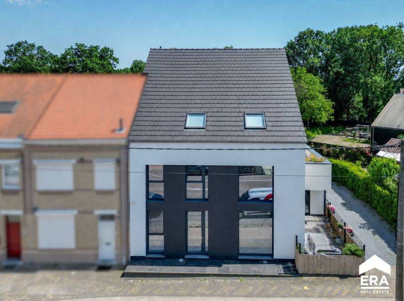 Dit instapklaar appartement combineert ruimte, comfort en een uitstekende ligging. Met een bewoonbare oppervlakte van 121 m², een EPC-label B en een k