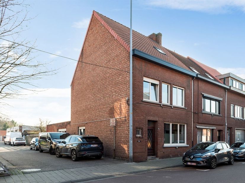 Openhuizendag op zaterdag 13 juni van 12u30 - 13u30<br />
Gezinswoning met 3 slaapkamers en dubbele garage<br />
Deze gezinswoning met 3 slaapkamers i