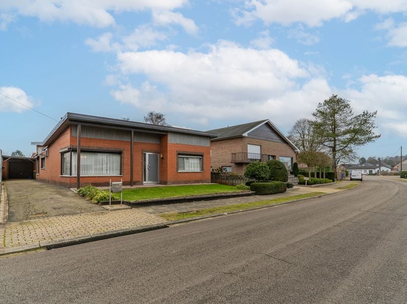 Deze gelijkvloerse woning met 3 slaapkamers, is gelegen in een rustige straat te Dessel op fietsafstand van het centrum.<br />
De woning is gelegen op
