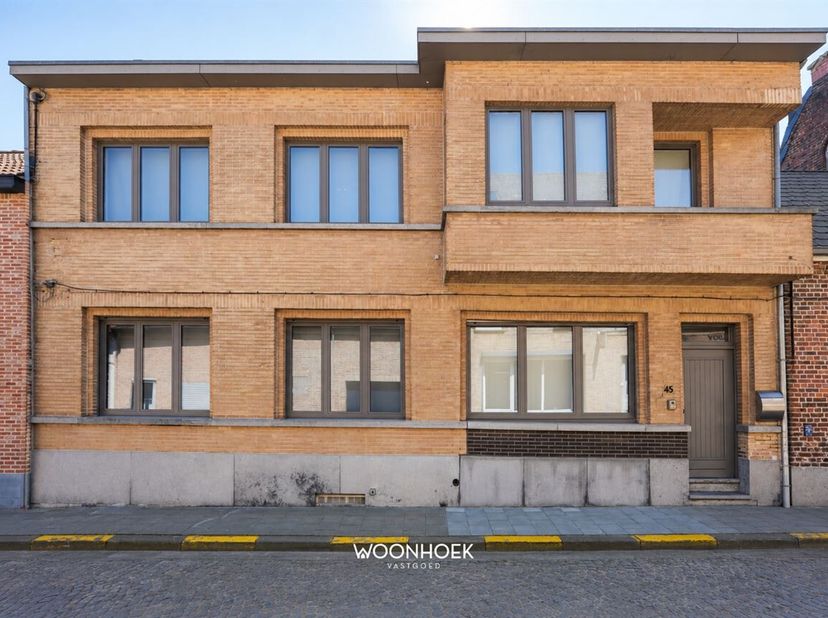 Cette maison familiale de caractère bénéficie d'une situation centrale au coeur d'Oordegem.<br />
L'emplacement pratique, à proximité de l'église, des