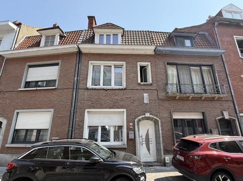 Centraal gelegen ruime rijwoning te Doornik, omvattende o.a. op het GELIJKVLOERS:<br />
&amp;#8226;Inkom<br />
&amp;#8226;Living<br />
&amp;#8226;Keuken<br />