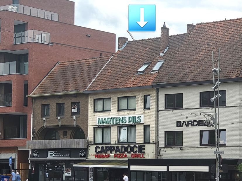 Wij presenteren u een unieke kans om eigenaar te worden van een prachtig handelspand met een commerciële ruimte en drie appartementen, gelegen in het