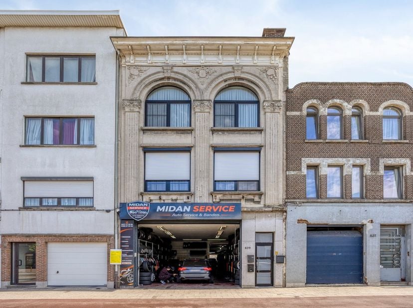 Op een centrale ligging aan de Sint-Bernardsesteenweg vinden we dit charmante appartement op de bovenste verdieping van een kleinschalig gebouw zonder