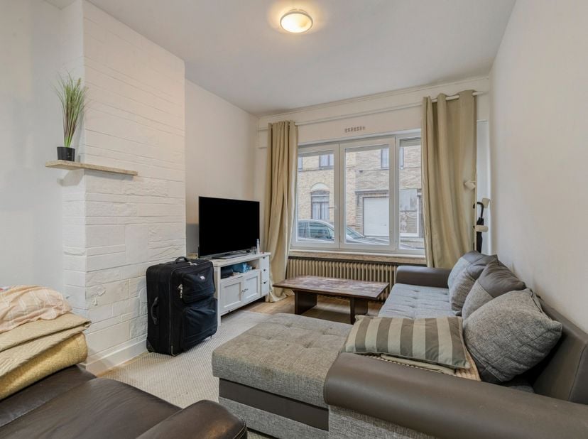 Opbrengsteigendom met 2 appartementen en een achterliggende garage in Knokke-Heist.<br />
<br />
Op 450 meter van het strand bevindt zich deze bijzond