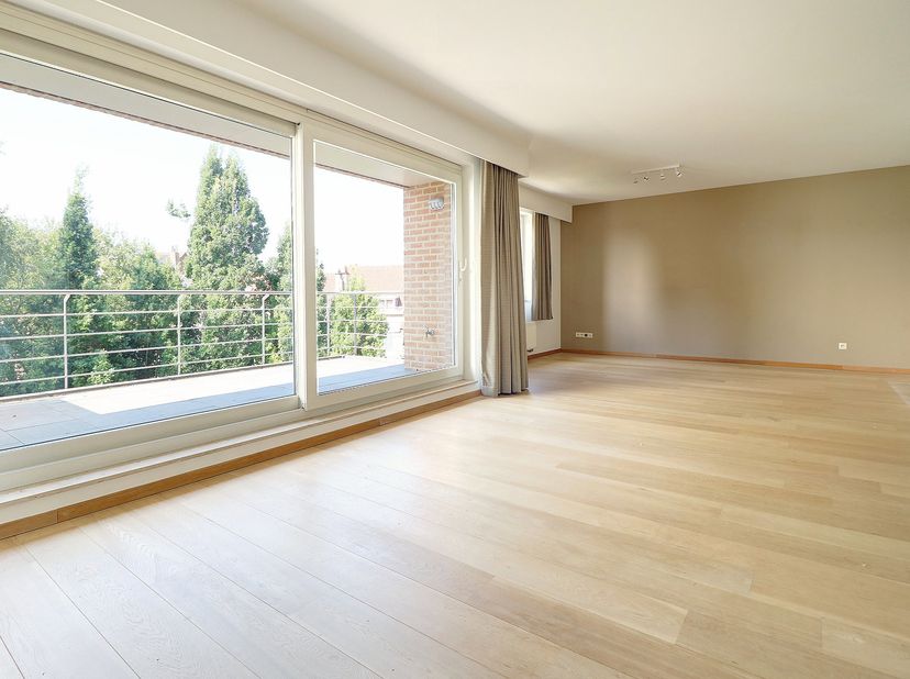 Prachtig appartement van 173 m² in een luxe flatgebouw met:<br />
- 3 slaapkamers met parketvloer<br />
- 1 studeerkamer of speelkamer<br />
- 1 badka