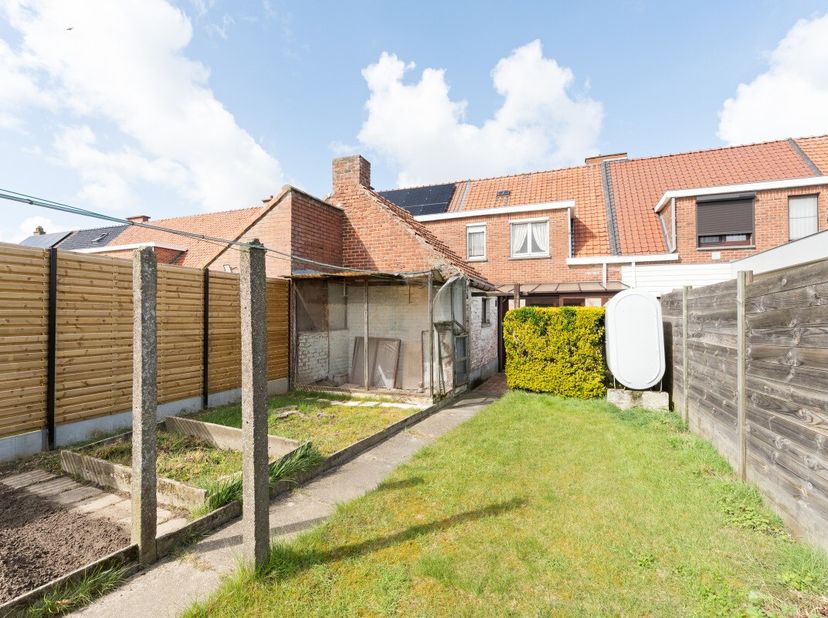 À vendre: maison de 3 chambres située dans un quartier calme à Harelbeke.Cette maison à rénover, qui présente un fort potentiel, est située dans un qu