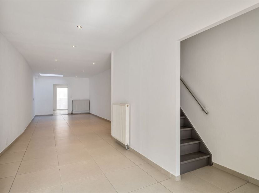 Instapklare woning met 4 slaapkamers nabij centrum<br />
Deze in 2025 gerenoveerde gesloten bebouwing in de Jaminéstraat in Tongeren combineert een pr