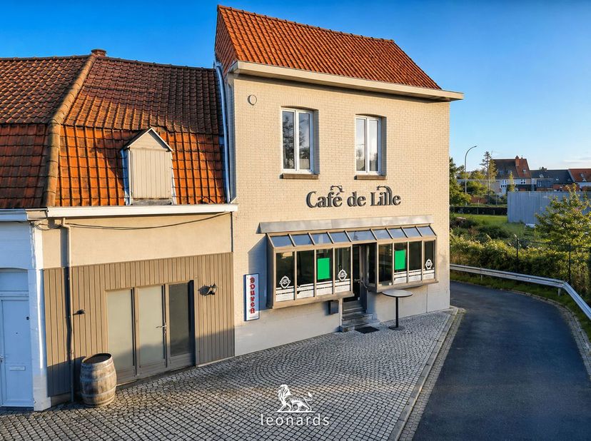 Magnifique rez-de-chaussée commercial idéalement situé au bord du canal : Le rez-de-chaussée comprend un garage spacieux avec point d'eau, un très gra