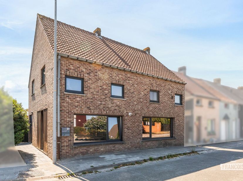 In de Zandvoordsestraat 201 te Oudenburg bevindt zich deze verrassend ruime halfopen bebouwing, ontstaan uit de samenvoeging van twee woningen tot één