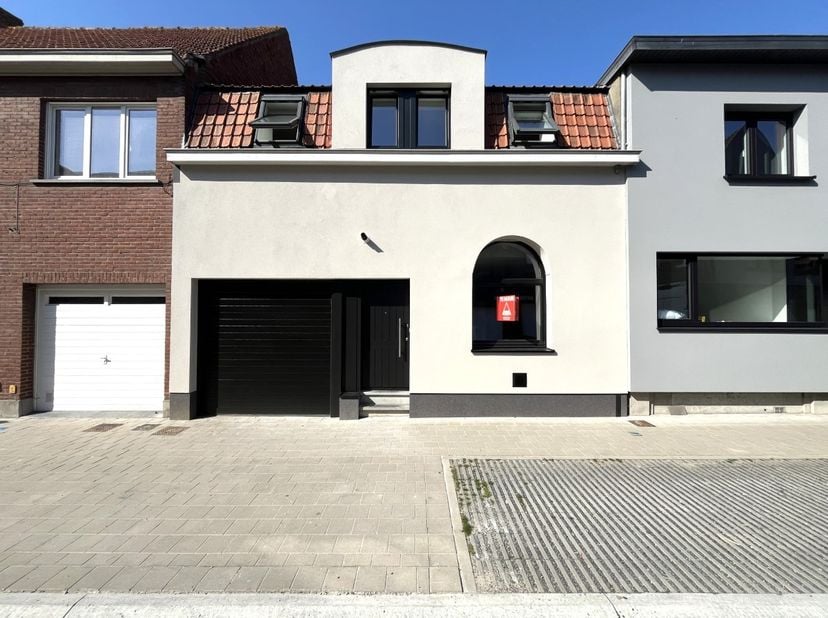 Deze volledig instapklare woning bevindt zich op een toplocatie in het centrum van Dadizele, op wandelafstand van winkels, scholen en de sfeervolle ma