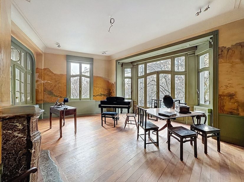 Située entre place des Chasseurs Ardennais et le square Eugène Plasky, sur une avenue prestigieuse et verdoyante, superbe maison de maître 3 façades ±