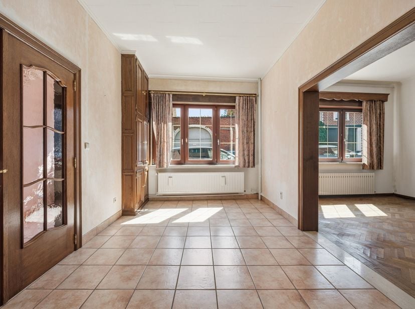 Dit gebouw bestaat uit 1 rijwoning en 2 appartementen en is goed gelegen in het centrum van Hoegaarden. Het gebouw werd in de jaren '90 gerenoveerd. D
