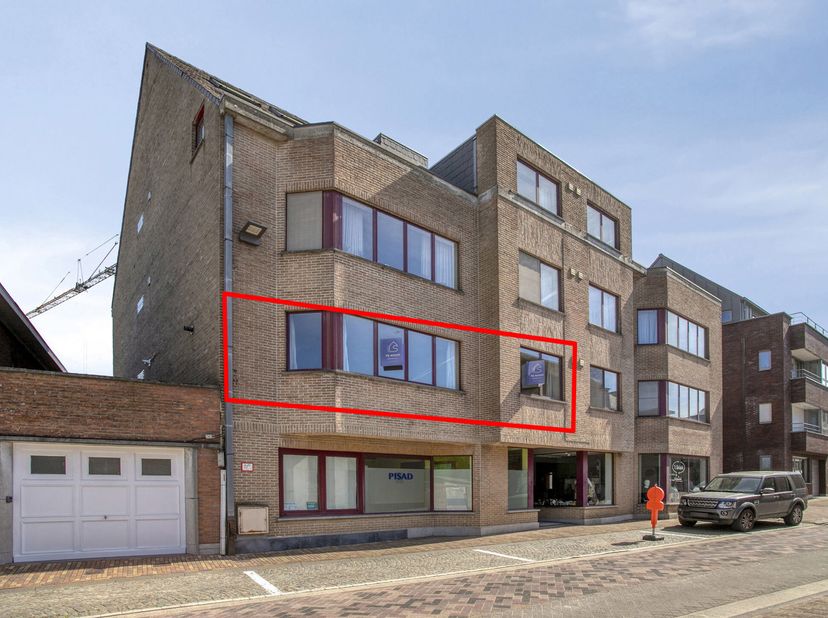 Ruim appartement (160m²) met zonneterras (40m²) in het hartje van Brakel ! Instelprijs : 255.000 €<br />
In het bruisende centrum van Brakel vind je d