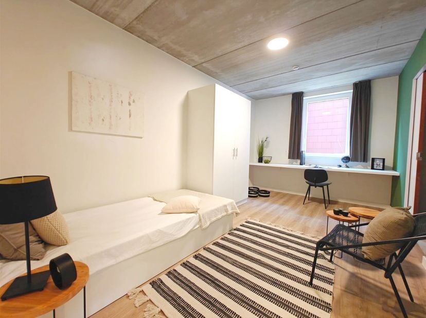 STUDENTENKAMER OP MAAT VAN JOUW STUDENTENLEVEN<br />
<br />
Op het bruisende Sint-Amandsplein te Kortrijk treffen wij residentie Amand 47 aan. In de