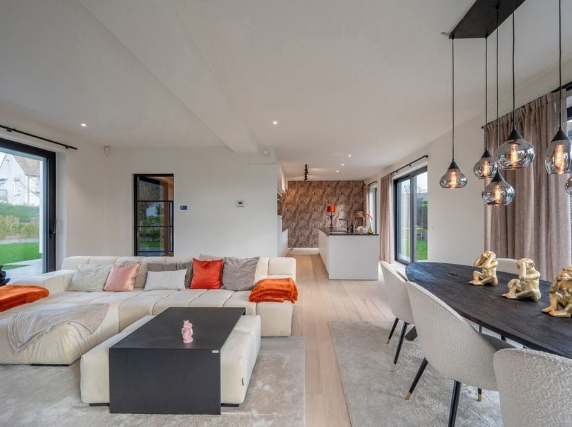 Exclusief te koop: prachtige moderne alleenstaande villa op een grondoppervlakte van 813m² gelegen in een rustige residentiële omgeving. Indeling: rui
