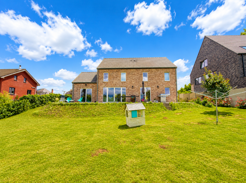 TRIANON INVEST vous présente cette superbe villa contemporaine 4 façades construite sous permis en 2019, idéalement située dans une rue paisible et ve