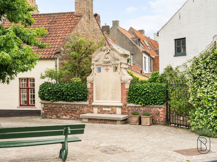 Een unieke kans in centrum Brugge: charmant gerenoveerde stadswoning met 3 slaapkamers, 2 badkamers en zonnige stadstuin.<br />
<br />
In het gegeer