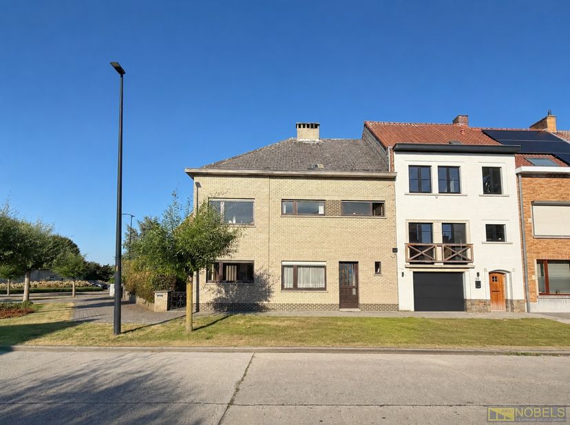 Te moderniseren woning MET GARAGE, gelegen aan de STADSRAND VAN RONSE. Deze gezinswoning biedt veel potentieel voor wie op zoek is naar RUIMTE en de m