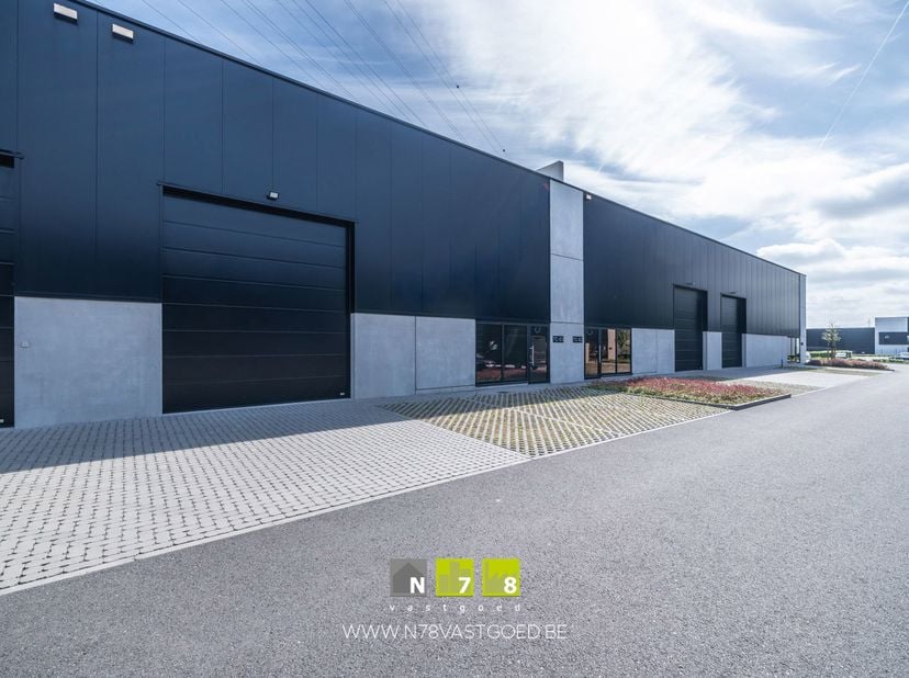 UNIT B12 IN BEDRIJVENPARK OOSTERRING TE GENK.<br />
ALGEMEEN<br />
Dit nieuwe bedrijvenpark is gelegen te Genk en omvat 20 kwalitatieve KMO-units even