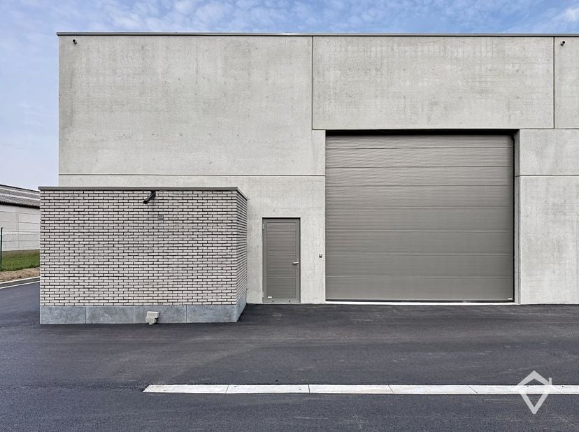 Nieuwe geïsoleerde KMO-unit te Aartrijke met een oppervlakte van 326 m² en 1 private parkeerplaats. <br />
<br />
Deze loods met brandklasse C heeft e