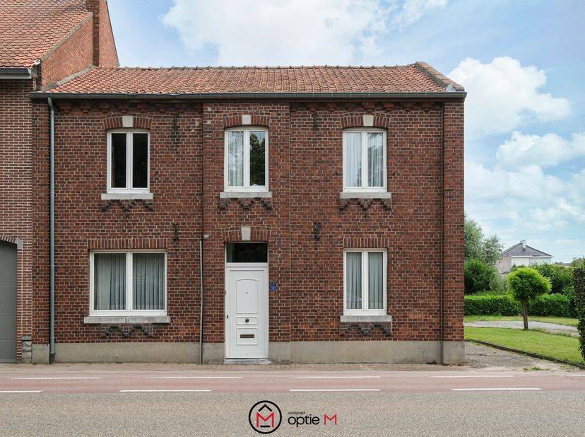Ben je op zoek naar een woning met veel ruimte en tal van mogelijkheden? Deze te renoveren gezinswoning aan de Beverstraat 1 in Bilzen-Hoeselt biedt e