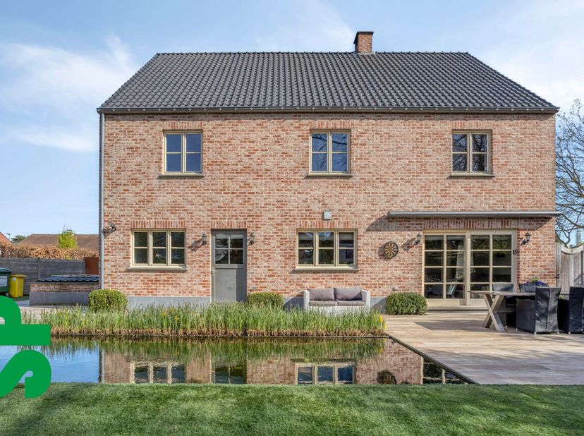Zeer ruime gezinswoning op een perceel van 6A 68CA.<br />
Deze instapklare woning combineert ruimte, comfort en een uitstekende ligging in een kindvri
