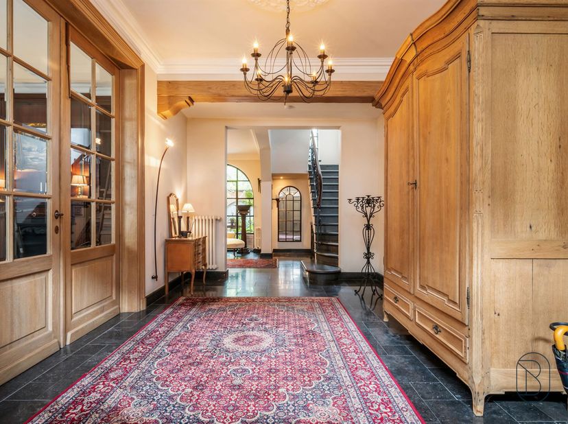 Ontdek deze exclusieve herenwoning met zonnige stadstuin en praktijkmogelijkheden in hartje Geraardsbergen<br />
<br />
Achter deze statige gevel sc