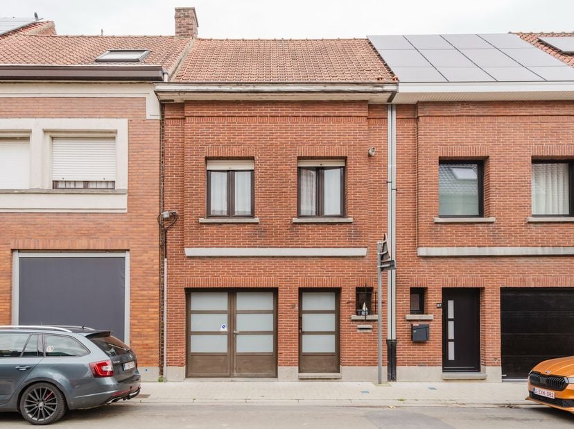 Welkom in de Kweestraat 85 te Wevelgem, waar deze op te frissen woning terug te vinden is. De inkomhal leidt u naar de inpandige garage en verder naar