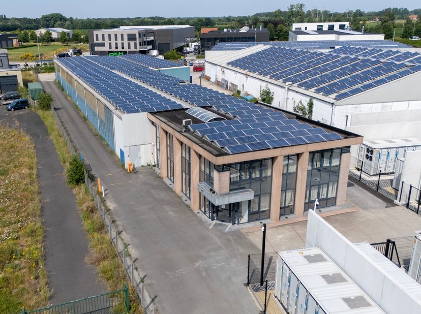 Dit functionele bedrijfsgebouw is uitstekend gelegen in Deinze, op slechts 1 km van de E17. Dankzij deze strategische ligging geniet u van een vlotte