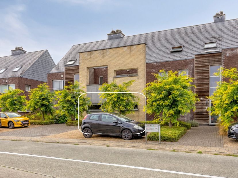 OMSCHRIJVING:<br />
- GELIJKVLOERS: Inkomhal met toilet, L-vormige woonkamer (9,20 x 6,29/4,19 m) met groot schuifraam dat uitgeeft op het terras en d