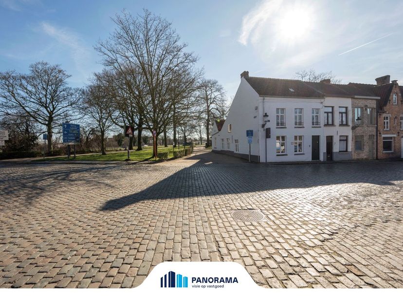Deze prachtig gerenoveerde woning geniet van een uitzonderlijke ligging aan de idyllische Potterierei en de Kruisvest. Hier woont u in alle rust, en t
