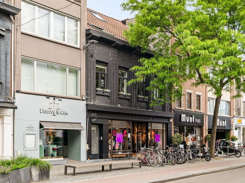 Unieke triplex met karakter, ruimte en zonneterrassen op toplocatie te Brasschaat<br />
Op een uiterst centrale ligging aan de Bredabaan bevindt zich