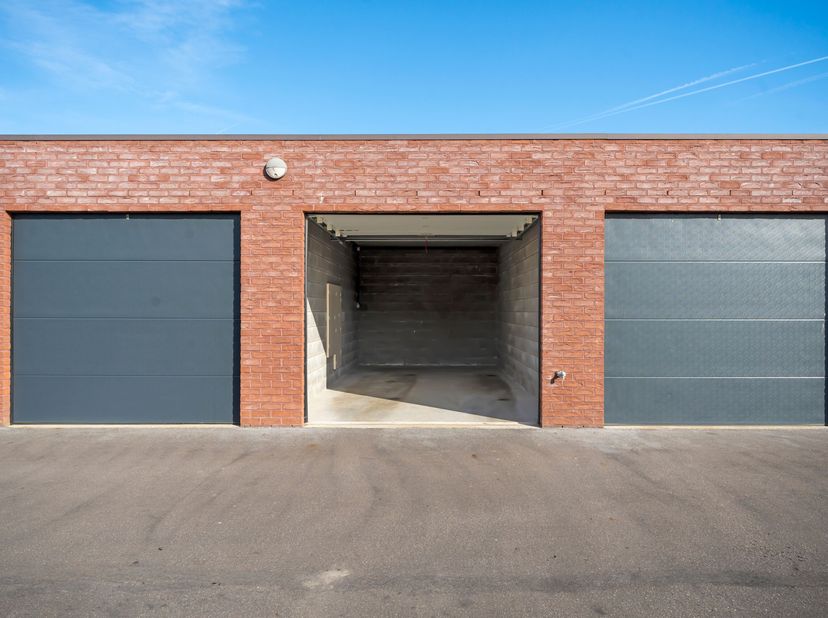 Garage te huur in centrum Poperinge<br />
Ruime privé garage te huur. Automatische poort en elektriciteit aanwezig!<br />
 Beschikbaar vanaf augustus<