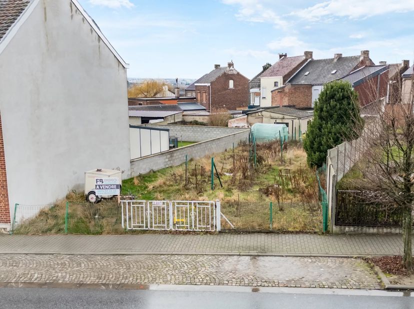 EBimmo vous propose ce terrain (S-O arrière) totalement en zone à bâtir de 2,4 ares.<br />
Idéalement situé au centre de Farciennes, ce terrain, proch