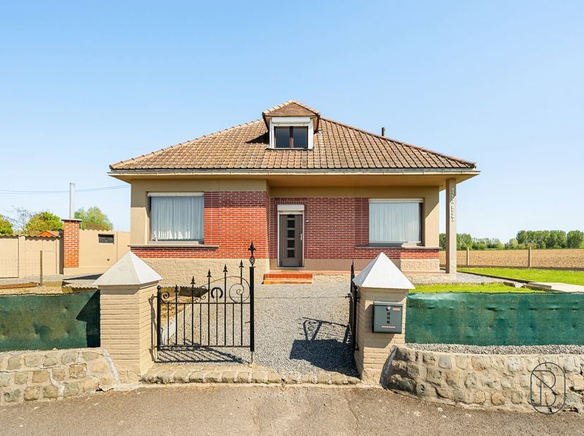 Gelegen nabij alle voorzieningen in de deelgemeente Mourcourt, bestaat deze “semi-bungalow” vrijstaande woning met een bewoonbare oppervlakte van meer