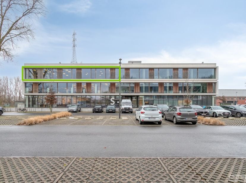In Zwevegem treffen we deze kantoren vlakbij af- en oprittencomplex E17&amp;nbsp; Zwevegem<br />
<br />
Kantoorruimte van 251 m2&amp;nbsp;&amp;nbsp;met zeer vlott