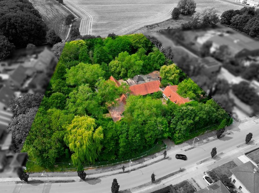 Dans un environnement paisible situé entre Mouscron et Courtrai, terrain à bâtir de 10.283 m² alliant calme de la campagne et proximité de toutes les