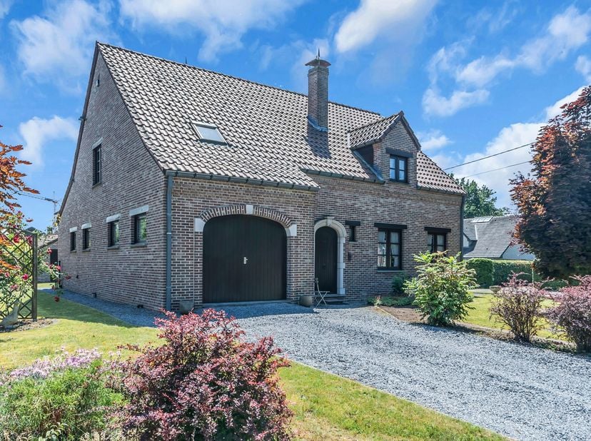 In een rustige en aangename woonwijk bevindt zich deze verzorgde open bebouwing op een perceel van 787 m². De woning combineert een warme, karaktervol