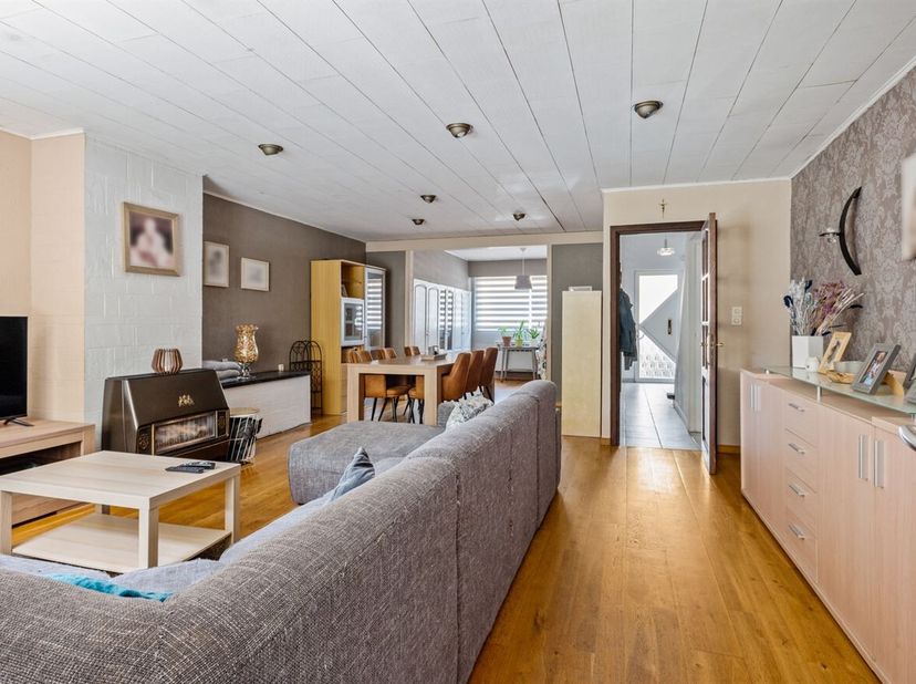 Deze charmante gezinswoning is gelegen in een rustige eenrichtingsstraat in de Van Dornestraat te Deurne. Hier geniet je hier van de perfecte combinat
