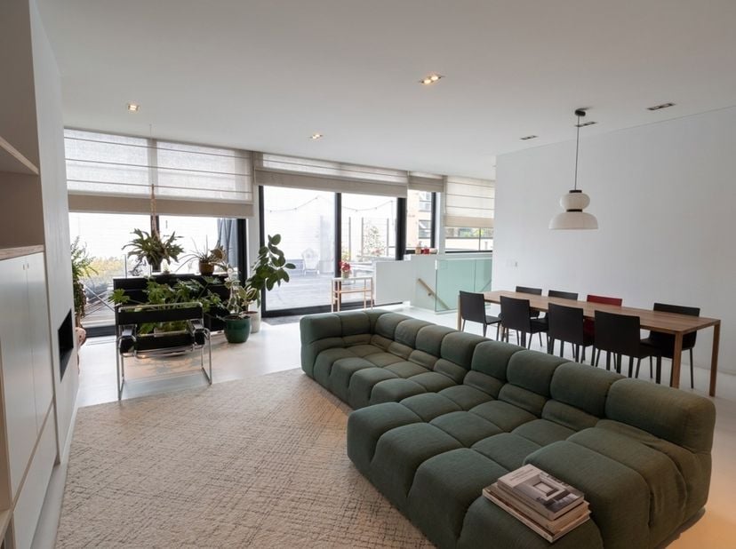 NL: Bent u op zoek naar een exclusief appartement met karakter in het centrum van Brussel? Dan is dit indrukwekkende duplex penthouse van maar liefst