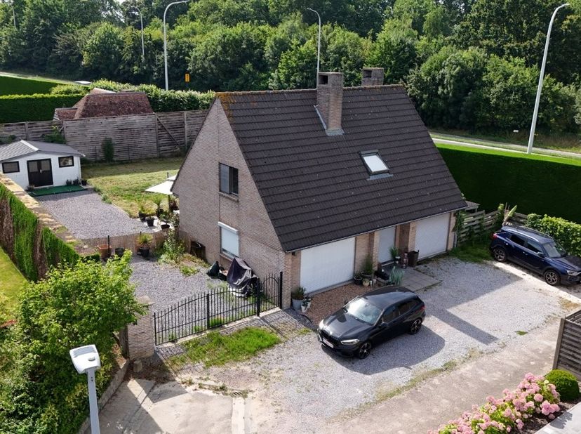 TOPLOCATIE: VILLA met 3 slaapkamers, ZONNIGE tuin en garage, rustig gelegen in een doodlopende straat van een residentiële wijk vlakbij het centrum, o