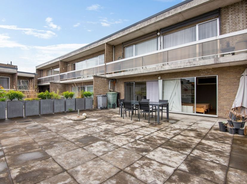 Zeer ruim appartement met uitzonderlijk groot terras op toplocatie in Temse<br />
<br />
Dit ruime appartement is uitstekend gelegen in Temse, op wa