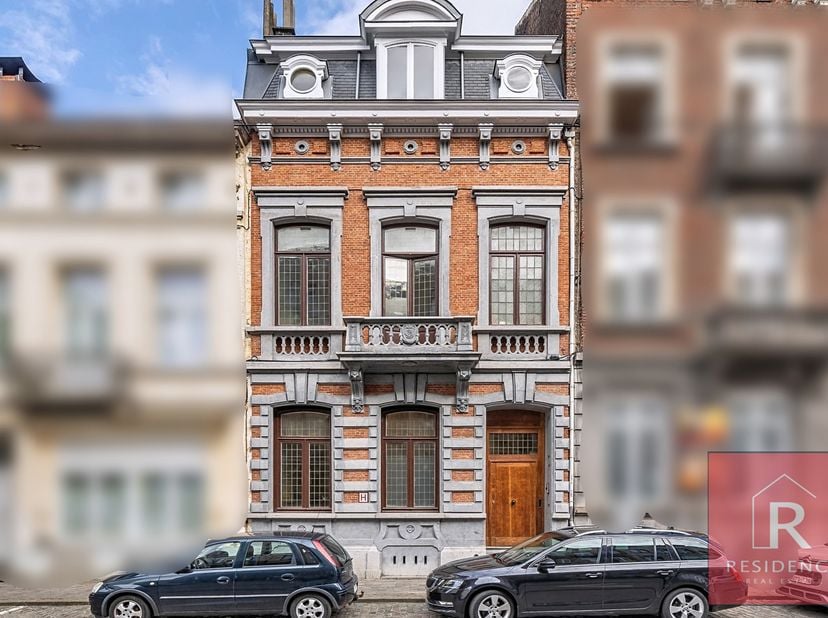 Magnifique maison de maître entièrement remise à neuf, convient pour siège social de société ... Au rez-de-chaussée de chaussée, hall d'entrée, salon