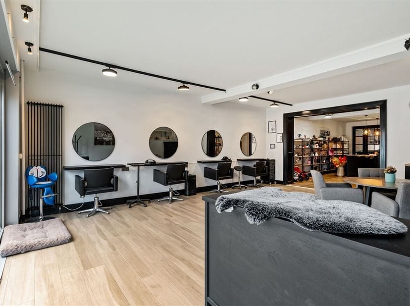 ·19 zonnepanelen<br />
·Elektriciteit conform<br />
·Dak volledig geïsoleerd<br />
·4 slaapkamers en 2 badkamers<br />
·Privé tuin en terras , parkeer