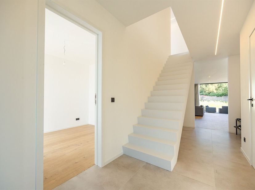 In een doodlopende straat (zone 30) en omringd door groen, ligt deze nieuwbouwwoning in open bebouwing, op een perceel van 1.000m². De woning beschikt