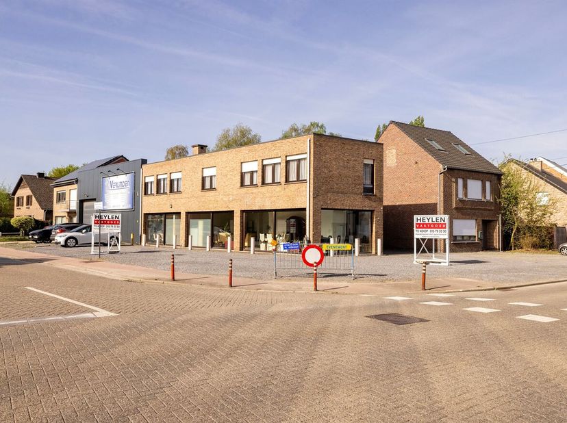 Propriété commerciale avec appartement à l'étage avec 3 chambres à coucher près du centre de Beerzel, Putte et Grasheide !  <br />
Cette propriété com